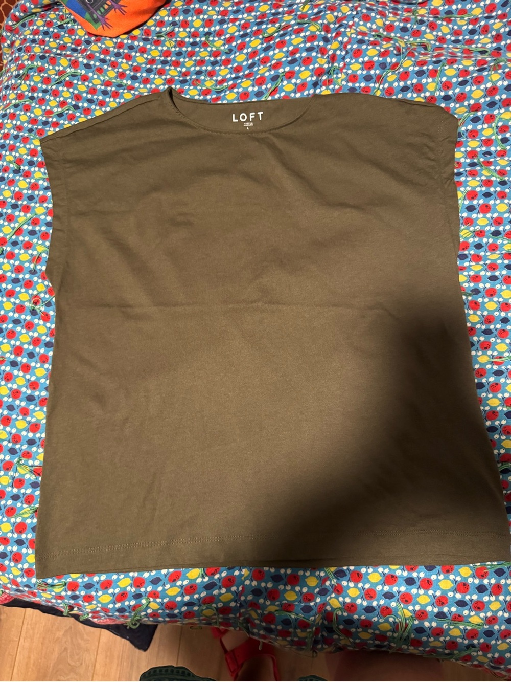 LOFT Women’s Modern Wedge Tee size L